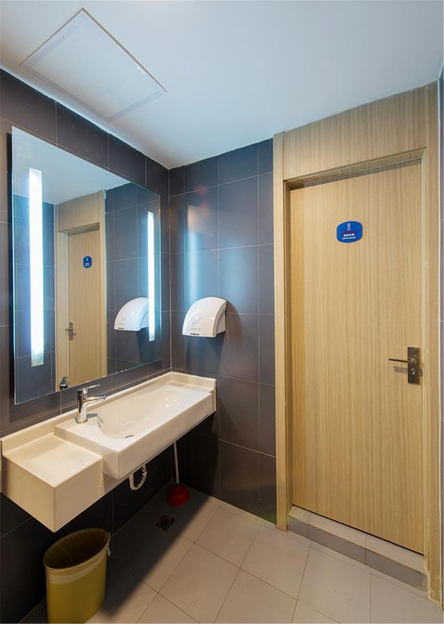 Hanting Hotel Qingdao Zhanqiao Railway Station Екстериор снимка